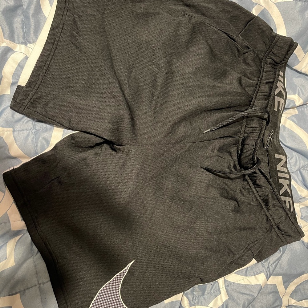 Nike men’s basketball shorts size large